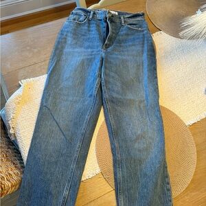 Abercrombie curve love 90s straight ultra high rise
Size 6r